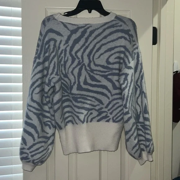 Blue and white sweater - Picture 2 of 2